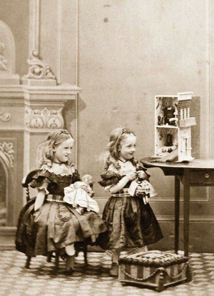 Niñas jugando con una casa de muñecas, 1850-1860