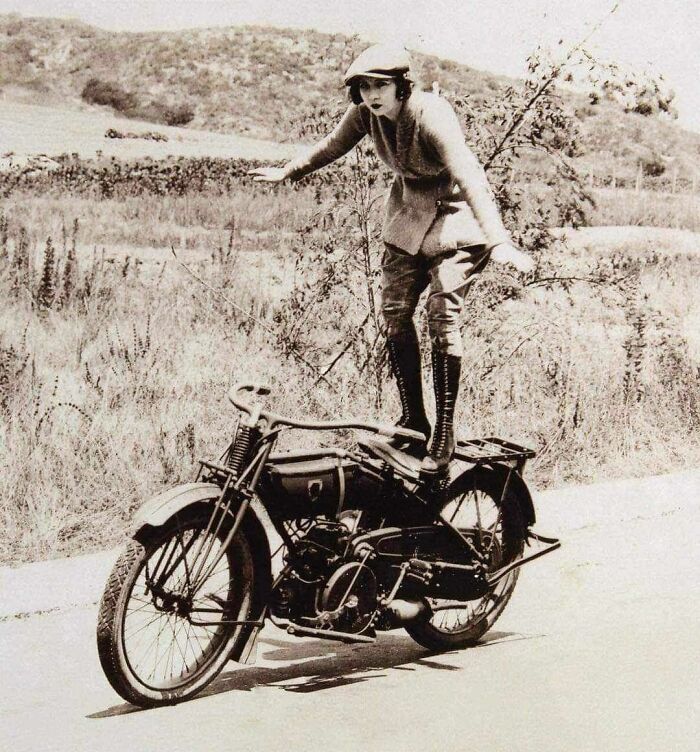 Mujer de pie sobre su moto, 1920 aprox.