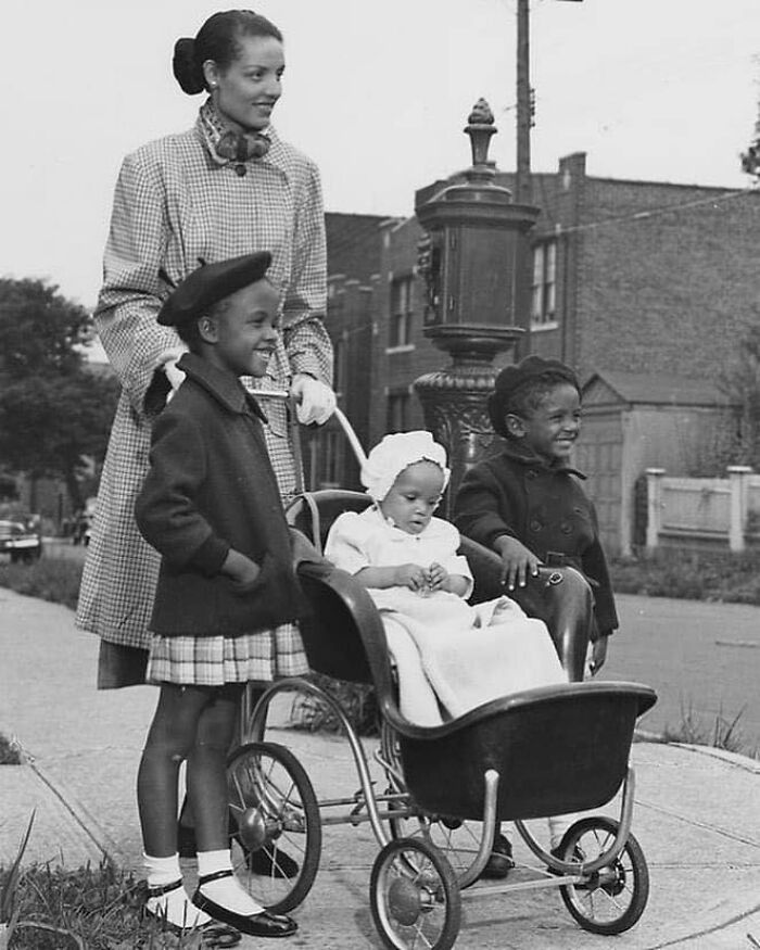 Familia de paseo en 1946