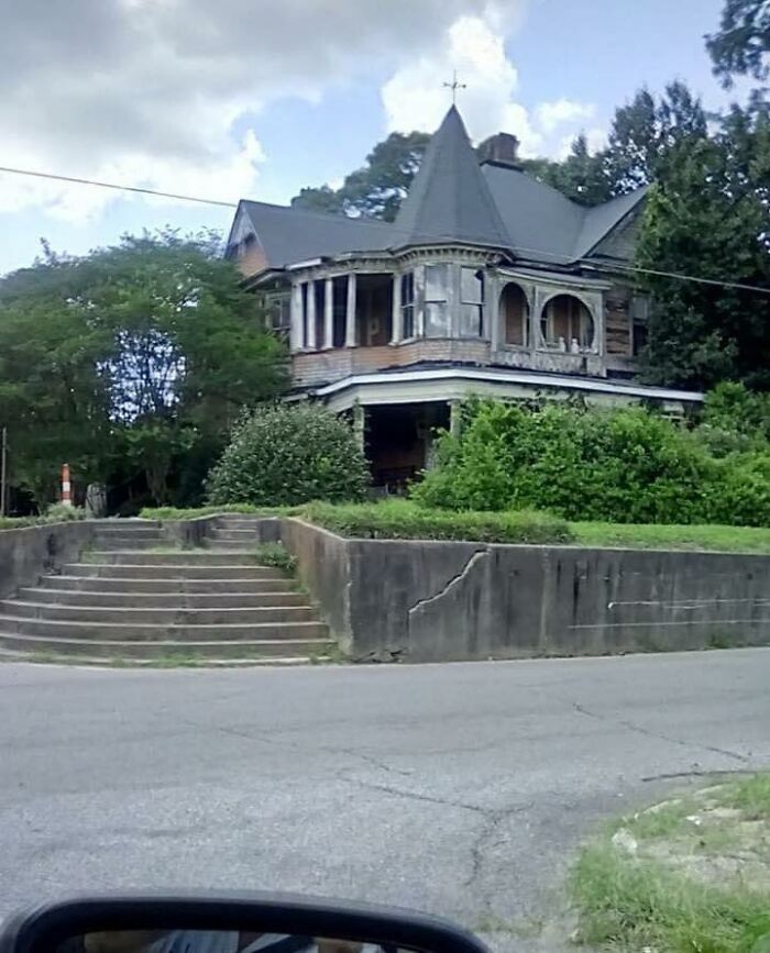 This House Is About 4 Blocks From Where I Iive And Has Been Empty Around 10 - 15 Years