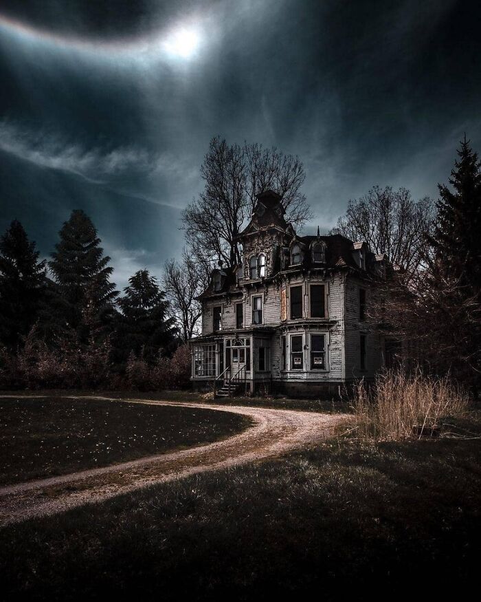50 Of The Most Unique Abandoned Homes People Ever Came Across