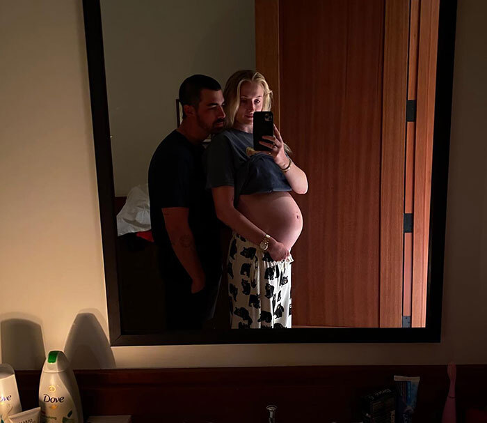 Joe Jonas Files Divorce Papers, Describes Marriage With Sophie Turner As "Irretrievably Broken" Joe Jonas Files Divorce Papers, Describes Marriage With Sophie Turner As "Irretrievably Broken"