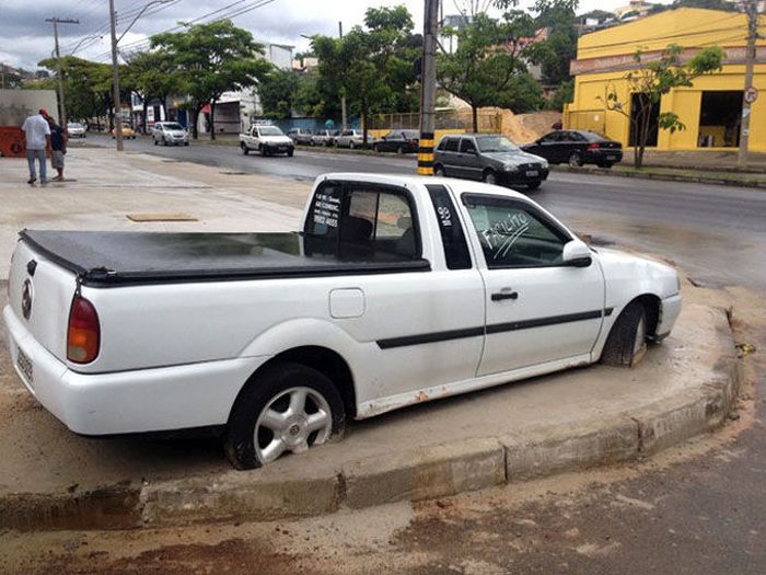 Albañiles brasileños fijaron este coche con cemento después de que el conductor se negara a moverlo para que pudieran trabajar