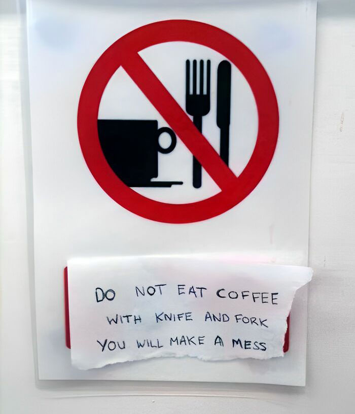 "No comas café con tenedor y cuchillo, sería un desastre"
