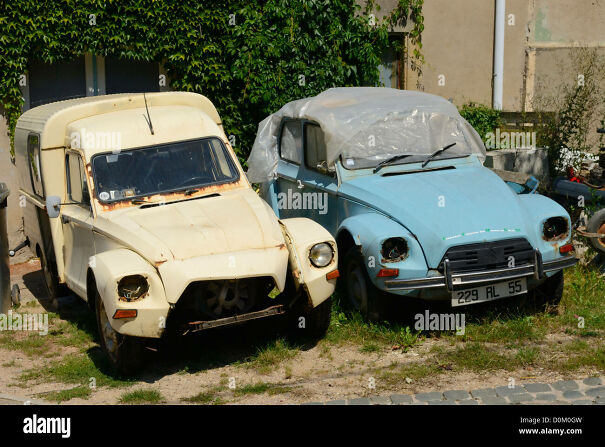 old-and-rusty-citroen-diane-cars-chemery-les-faulquemont-moselle-france-D0M0GW-64fd72152a5ac.jpg