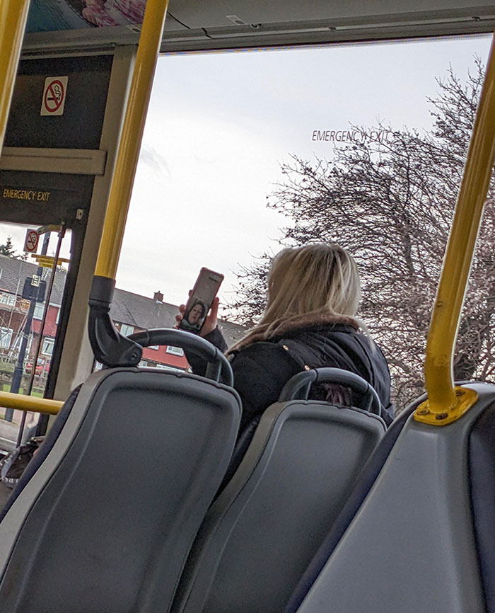 ¿Por qué la gente pone llamadas en altavoz en el transporte público?