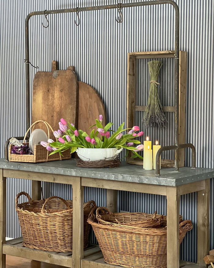 Wallpaper with stripes and flowers with baskets near it 