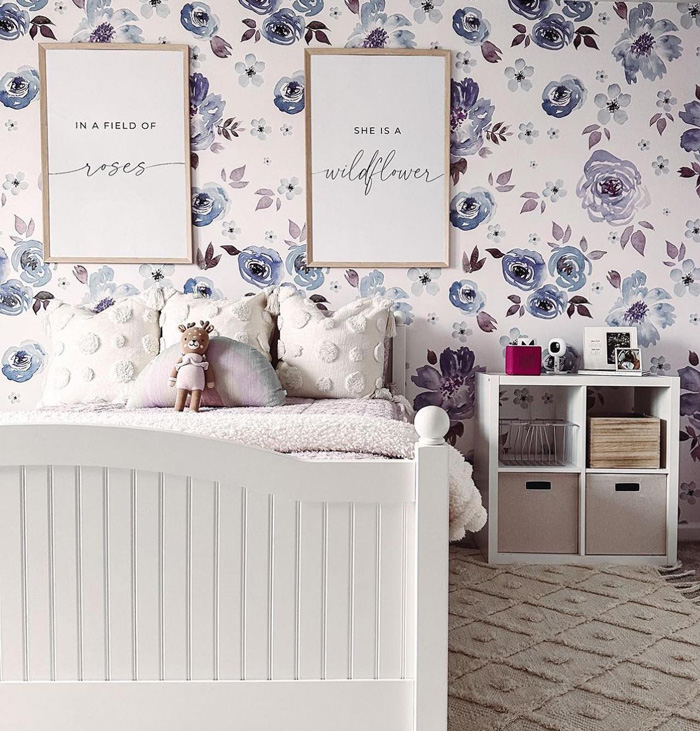 Wallpaper with flowers in the bedroom 