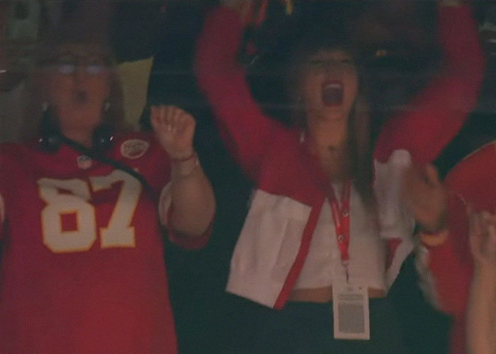 Taylor Swift Attends Chiefs Game With Travis Kelce's Mom Amid Dating Rumors Taylor Swift Attends Chiefs Game With Travis Kelce's Mom Amid Dating Rumors