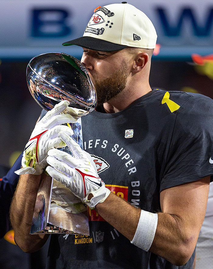 Taylor Swift Attends Chiefs Game With Travis Kelce's Mom Amid Dating Rumors Taylor Swift Attends Chiefs Game With Travis Kelce's Mom Amid Dating Rumors