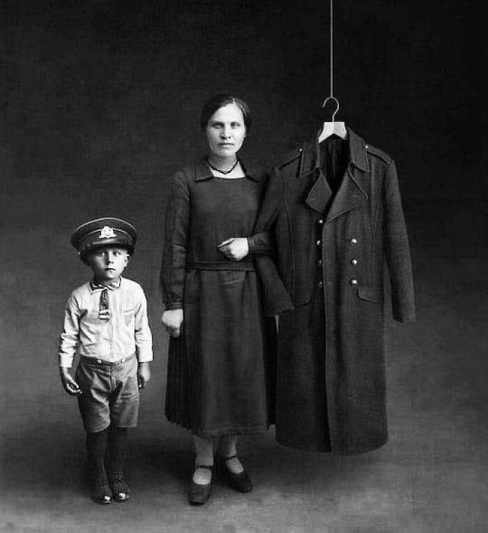 "Padre invisible, resultado de la guerra" por Evaldas Ivanauskas 1926