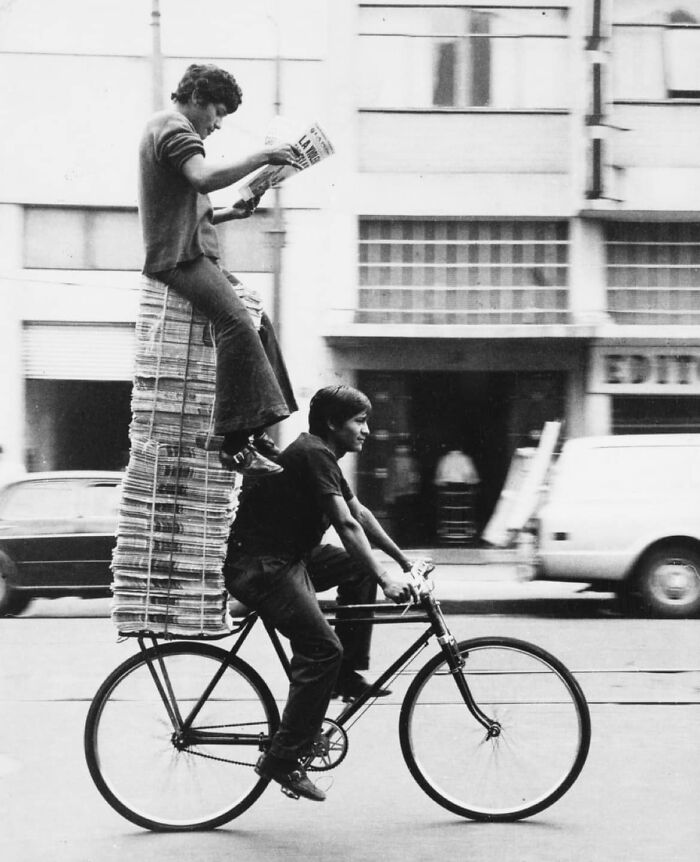 Repartiendo periódicos en Ciudad de México, 1977, por Frans Stoppelman