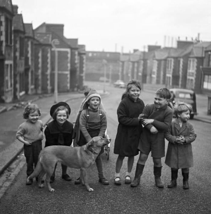 Niños con perro en Londres,1955 aprox.