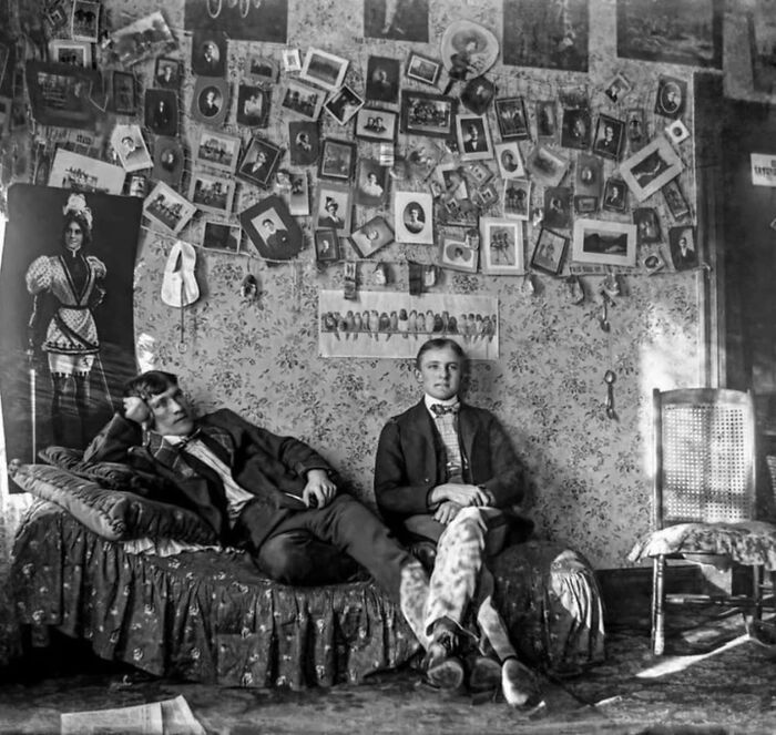 Estudiantes en su cuarto del dormitorio de la universidad de Illinois en 1910
