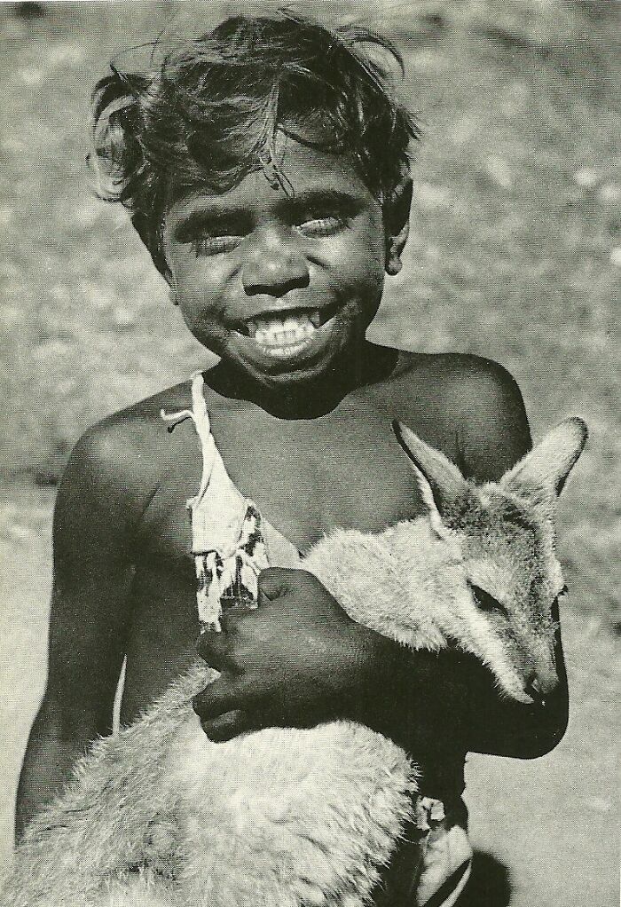 Niño aborigen con su canguro mascota, Australia National Geographic | Octubre 1955