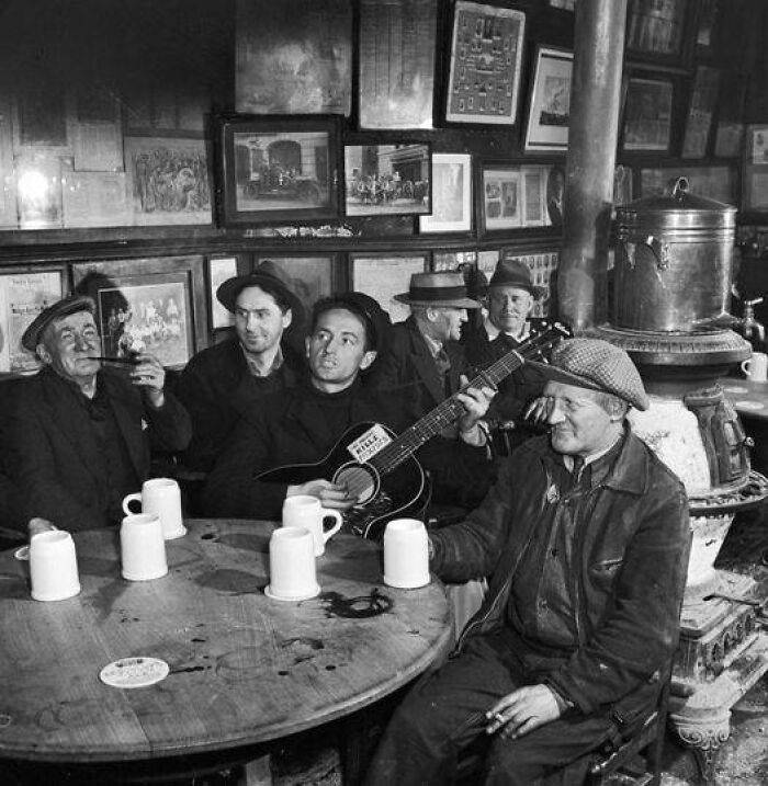 Woody Guthrie At Mcsorley's Old Ale House In 1943