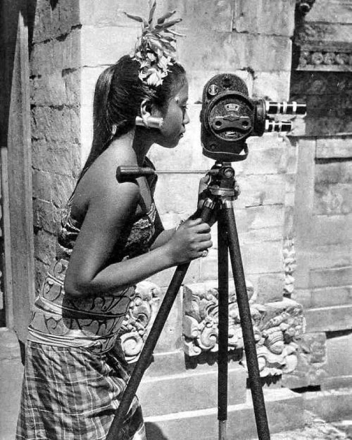 Chica aprendiendo fotografía y cine en Bali, 1934
