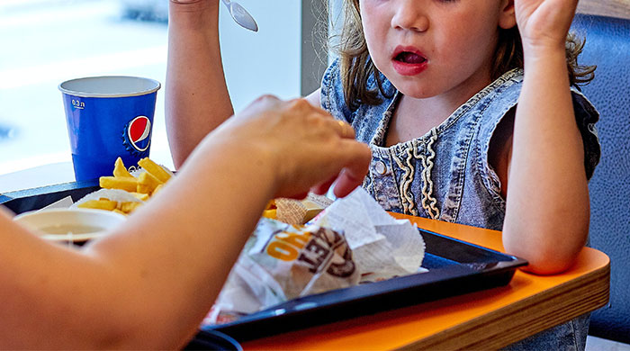 Waitress Thinks Mom Is Joking About The Kids’ Menu, Things Shift When She Asks For The Manager Waitress Thinks Mom Is Joking About The Kids’ Menu, Things Shift When She Asks For The Manager
