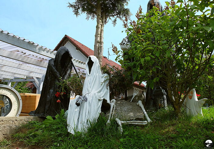 Creepy Garden Decorations Seen Somewhere In The Czech Republic