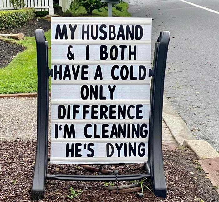 Tanto mi marido como yo tenemos un catarro, la única diferencia es que yo estoy limpiando y él se está muriendo