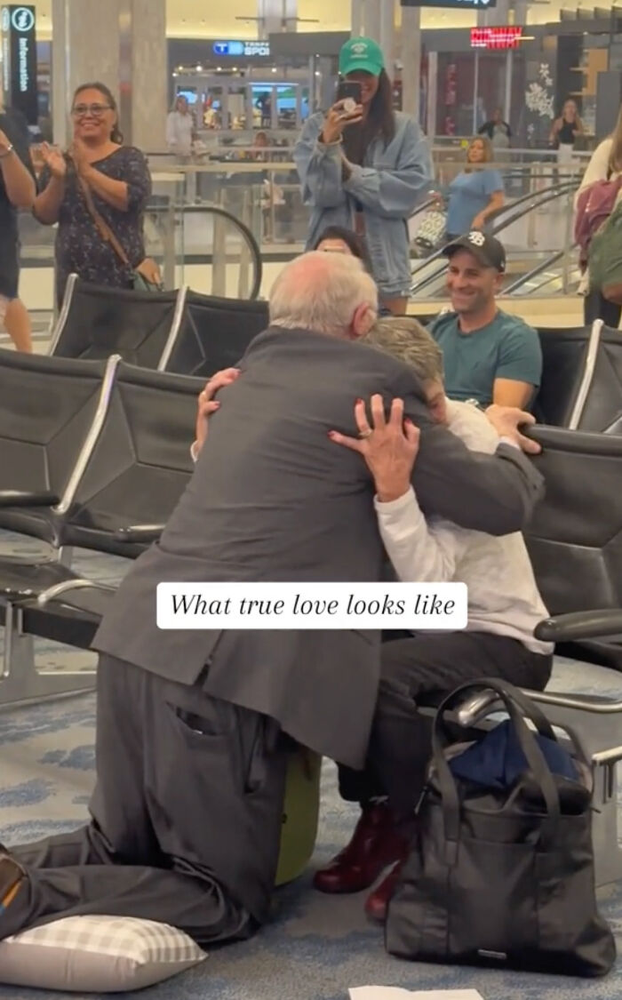 Heartwarming Story Of High School Sweethearts Reunited At The Airport After Sixty Years Apart Heartwarming Story Of High School Sweethearts Reunited At The Airport After Sixty Years Apart