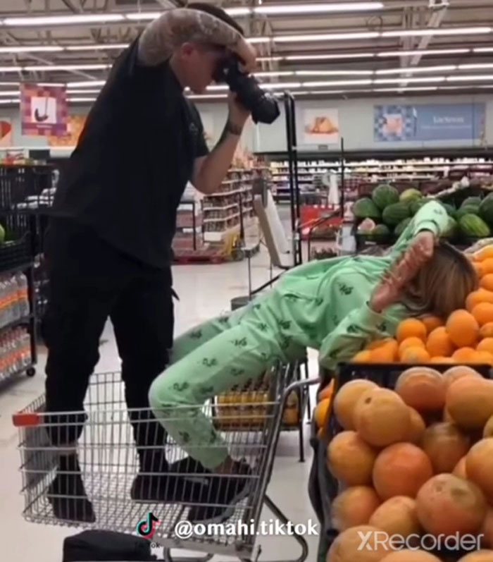 Aplastando naranjas en el supermercado para conseguir una buena foto