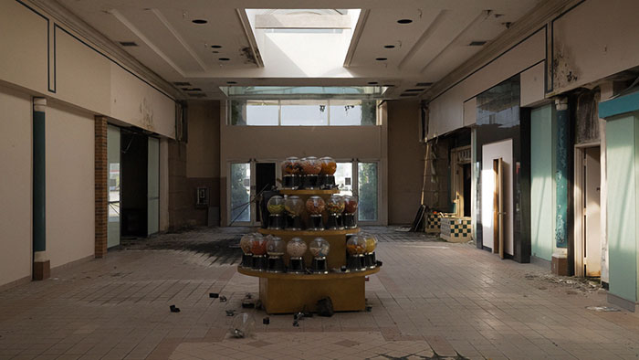 Viral Video Shows “Apocalyptic” Alabama Mall Stuck In The 1990s, Stuns Viewers Viral Video Shows “Apocalyptic” Alabama Mall Stuck In The 1990s, Stuns Viewers