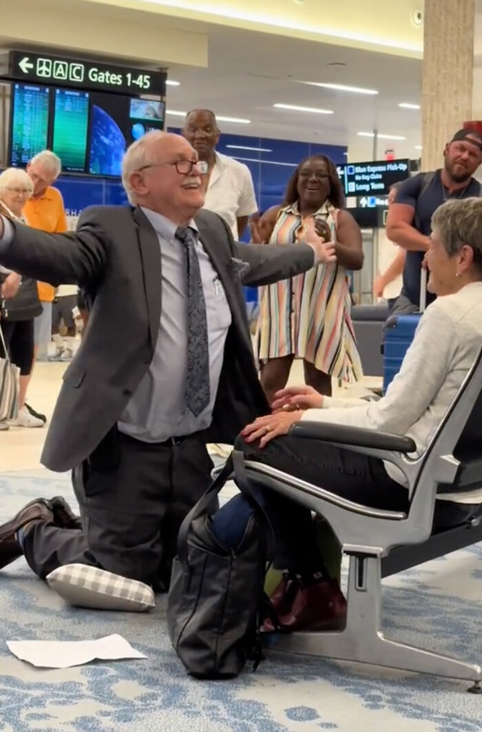 Heartwarming Story Of High School Sweethearts Reunited At The Airport After Sixty Years Apart Heartwarming Story Of High School Sweethearts Reunited At The Airport After Sixty Years Apart