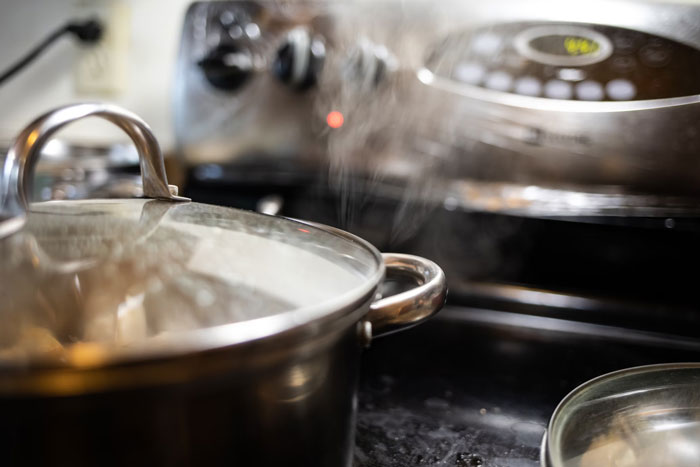 20 Personas comparten prácticas muy cuestionables en la cocina