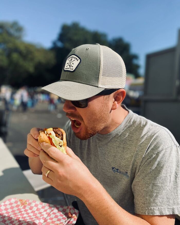 Scotty McCreery eating a burger 
