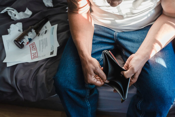 "He Stole One Of My Credit Cards": Entitled Son Expects His Well-Off Boomer Parents To Support Him "He Stole One Of My Credit Cards": Entitled Son Expects His Well-Off Boomer Parents To Support Him