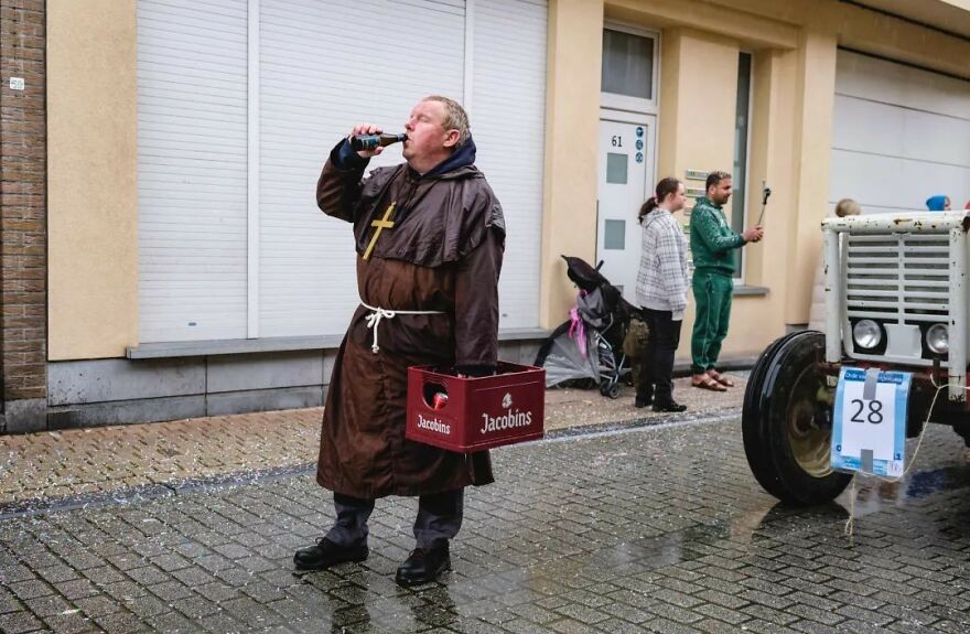 This Belgian Photographer Captures Funny And Extraordinary Scenes Of Everyday Life (49 New Pics)