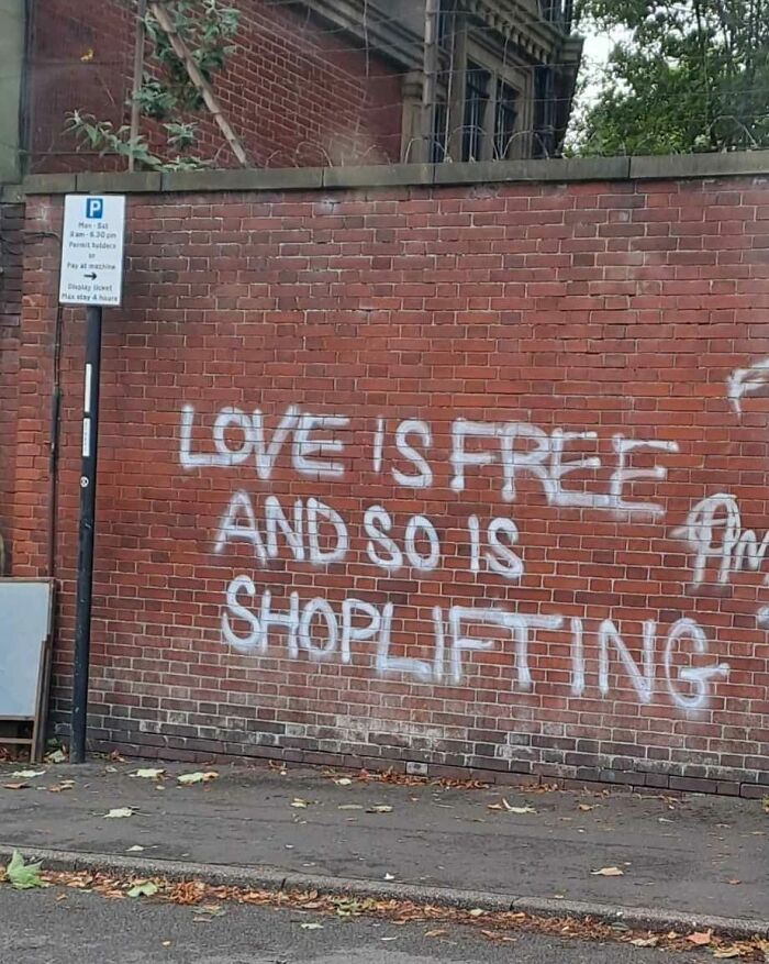 El amor es gratis, y robar en tiendas también