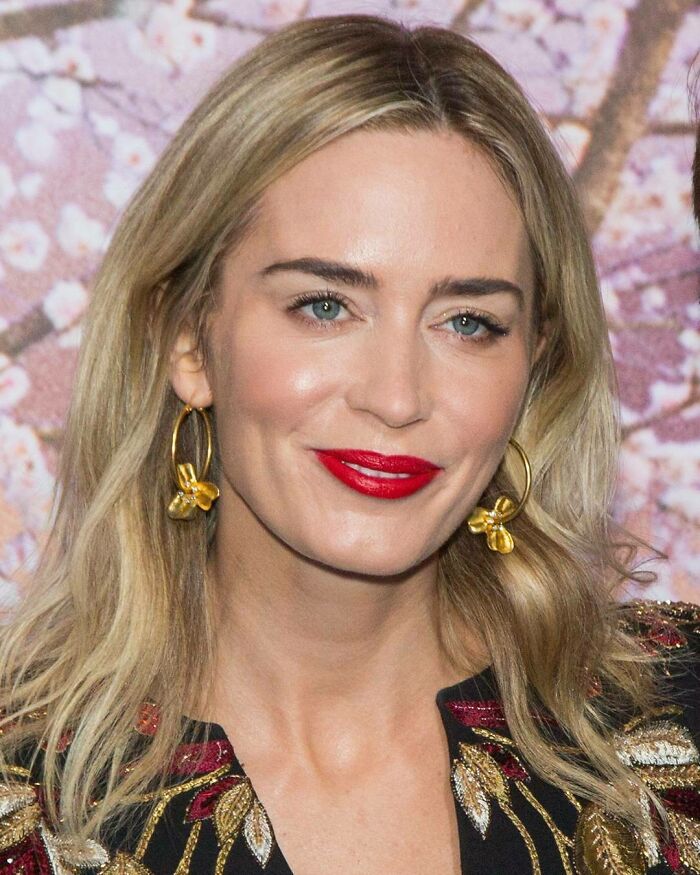 People Have Mixed Reactions Following Emily Blunt’s Apology For Calling Waiter "Enormous"