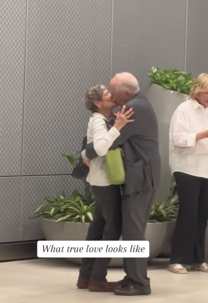 Heartwarming Story Of High School Sweethearts Reunited At The Airport After Sixty Years Apart Heartwarming Story Of High School Sweethearts Reunited At The Airport After Sixty Years Apart