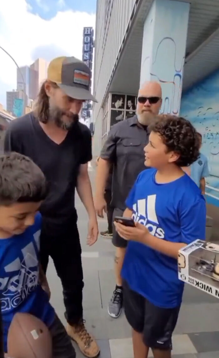 Keanu Reeves Once Again Proves That He’s A Good Guy By Agreeing To Play Catch With 9 Y.O. Fan