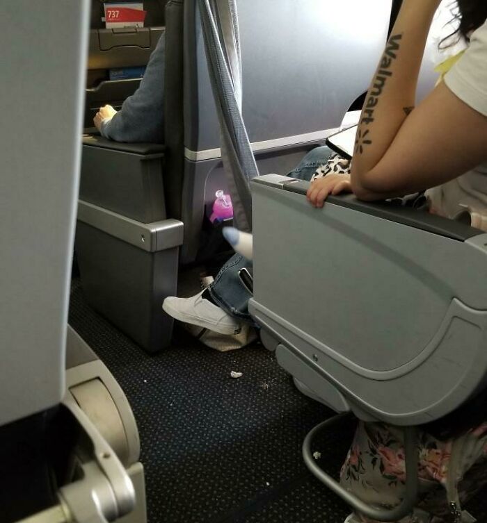 Mujer con tatuaje de Walmart visto en un vuelo