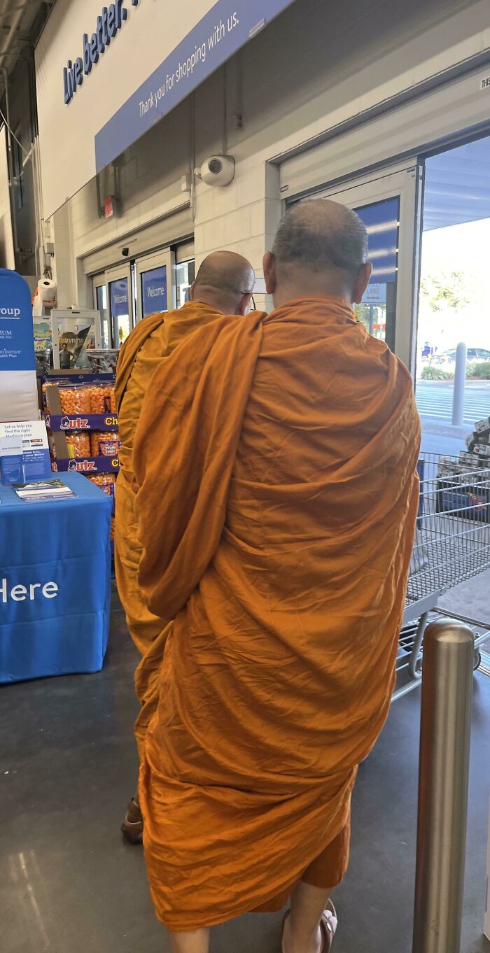 No todos los días vemos a los monjes en Walmart