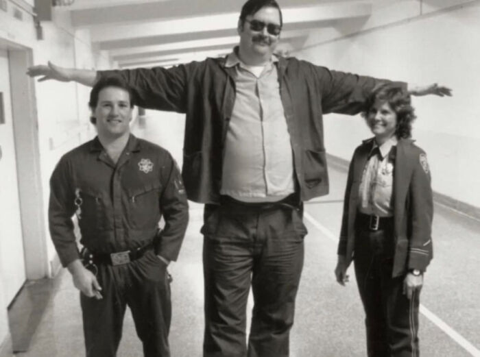 Two Prison Guards Posing For A Photo With Ed Kemper, Who Was 6’9 And 300lbs