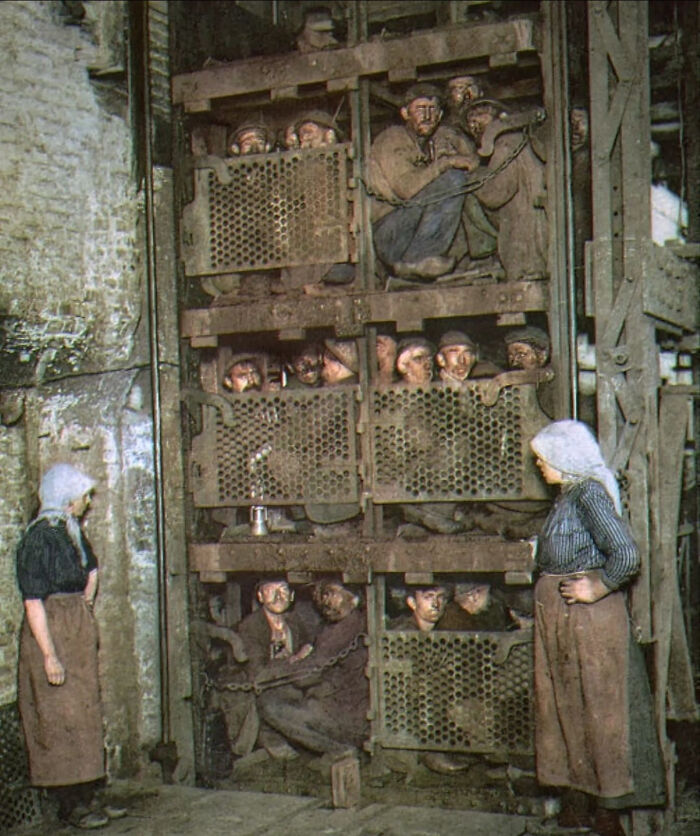 Mineros de carbón ascendiendo de la mina tras un día de trabajo. Bélgica, 1900 aprox.