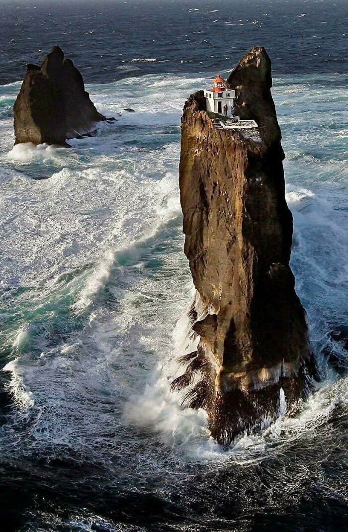 Faro en lo alto de un pilar de roca en las islas Westman, Islandia