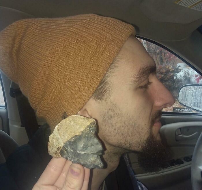 Mi novia ha encontrado esta roca que se parece a mi