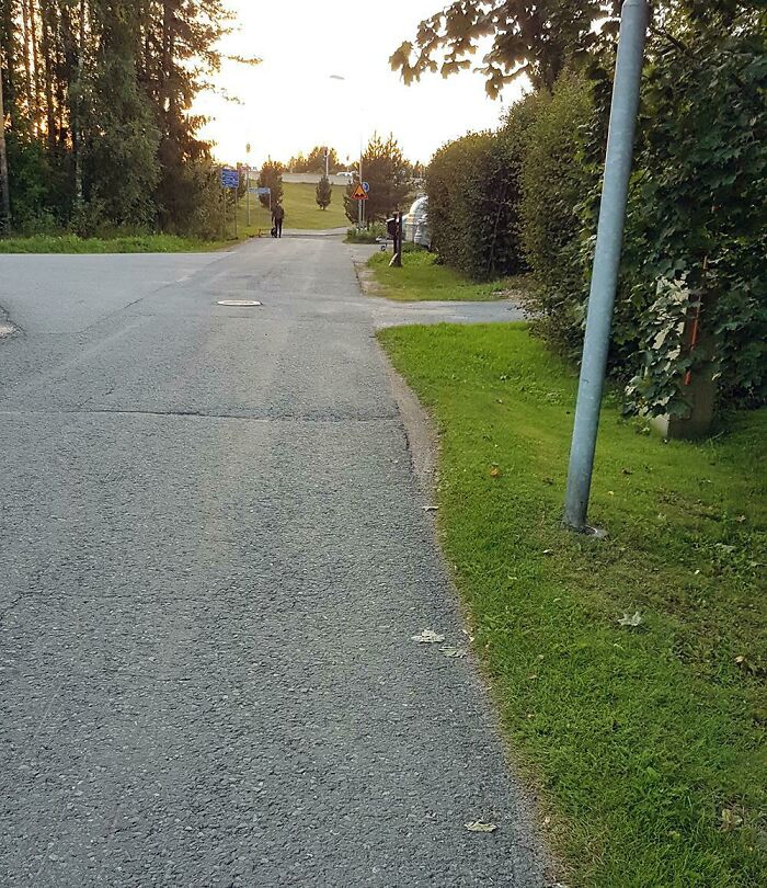 Smallest Desire Path: Cyclists Avoiding A Small Gap-Bump On The Asphalt