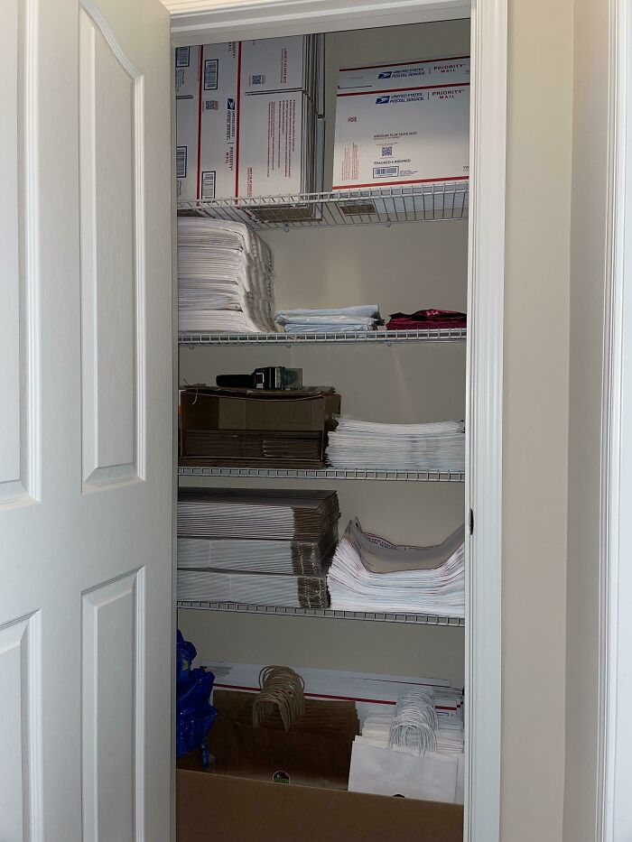 Mi marido vende cosas por internet, así que convertí este armario lleno de trastos en la zona para preparar envíos