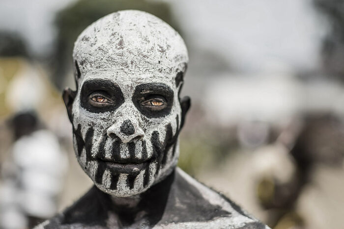 Hombre de una tribu rural de Papua Nueva Guinea con la cara pintada como un espíritu no muerto