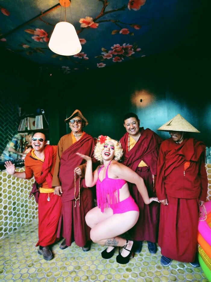4 Monjes tibetanos en un show drag en Pekín, al que entraron atraidos por la música y las risas