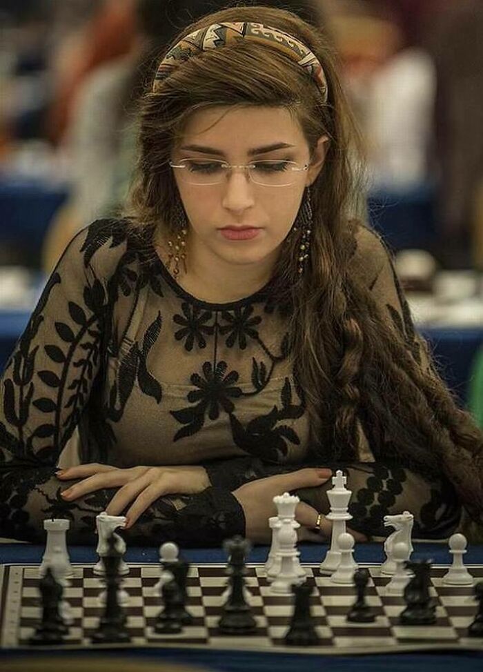 La ajedrecista iraní Dorsa Derakhshani jugando para el equipo de EEUU después de que su propio equipo le prohibiera jugar sin hijab