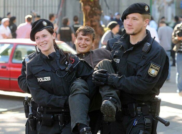 Policías alemanes y manifestante ridículamente fotogénicos