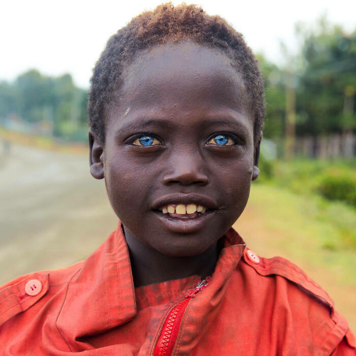 Niño etíope mendigo en las calles de Jinka, por Mike Eloff
