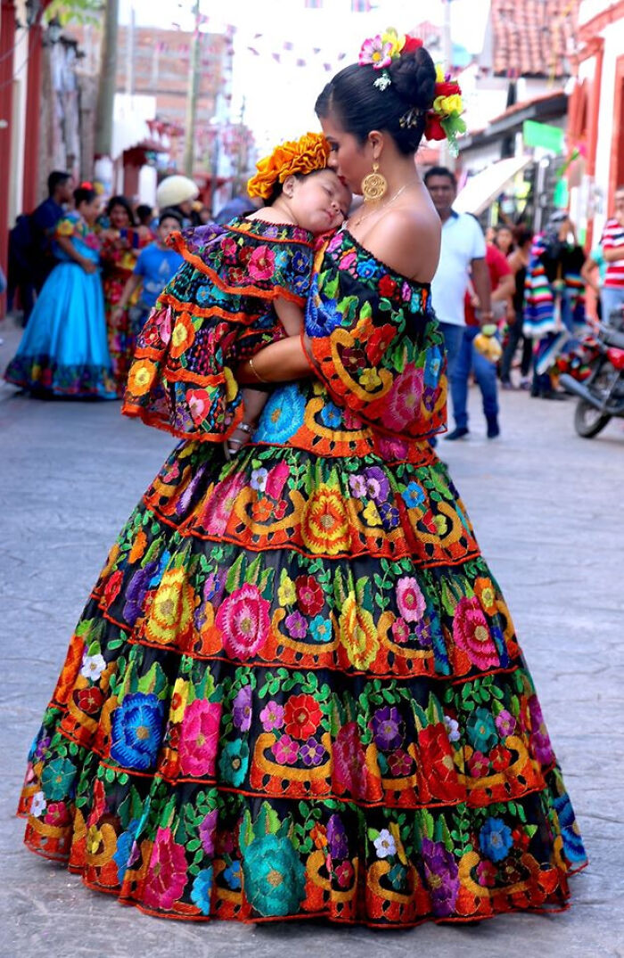 Madre e hija con el atuendo tradicional de Chiapas, Mexico, por Evangeline C. Rodriguez